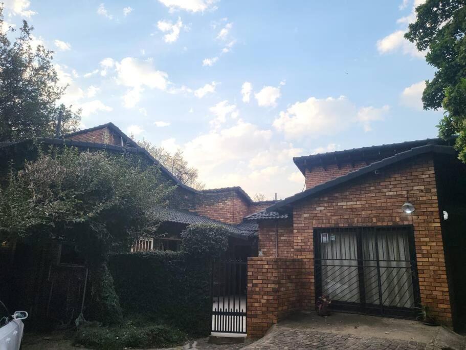 Albatrossways Lodge Sandton Exteriér fotografie
